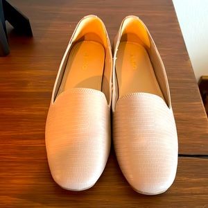 Aldo flats in good condition. Size 6 1/2, tan.